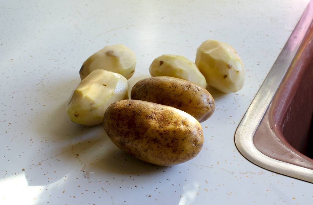 Зеленый картофель можно. Зеленая картошка. Позеленевший картофель. Соланин в картофеле. Картошка зеленеет.