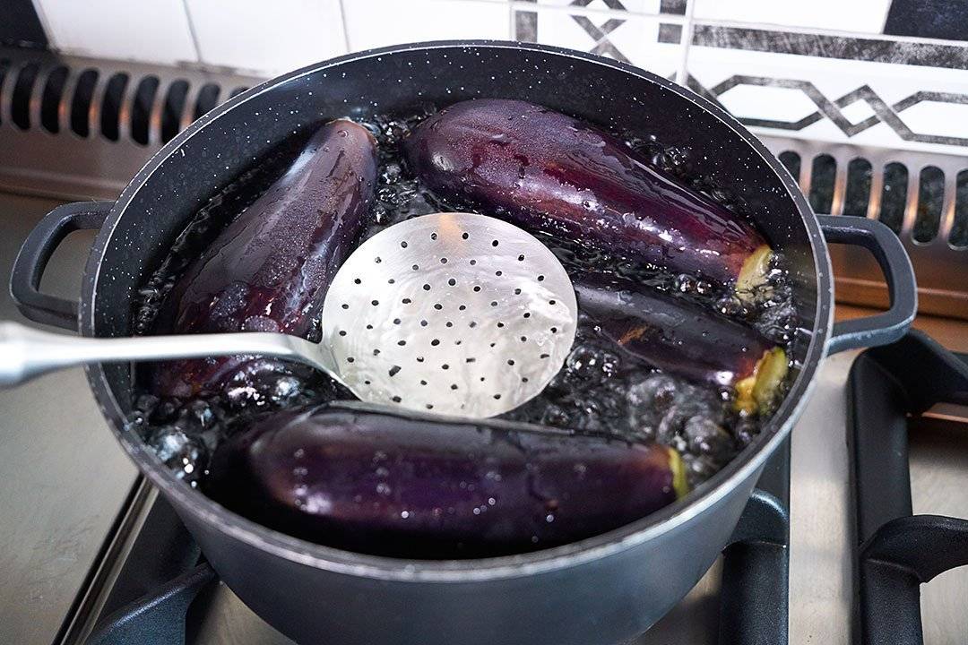 Как вымачивать баклажаны от горечи перед приготовлением: соленая вода, молоко, кипяток и другие способы